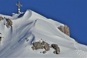 70 Maxi zoom in Cima Alben (2020 m) stracarica di neve